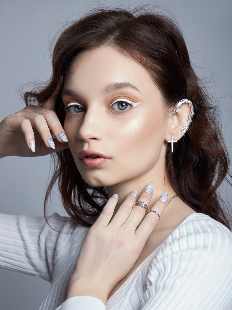 67e8c719 beauty portrait woman with natural makeup painted polished nails her hand rings fingers hand 1 min.jpg