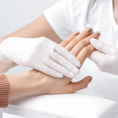 92a205a5 beige nails woman 2 min.png